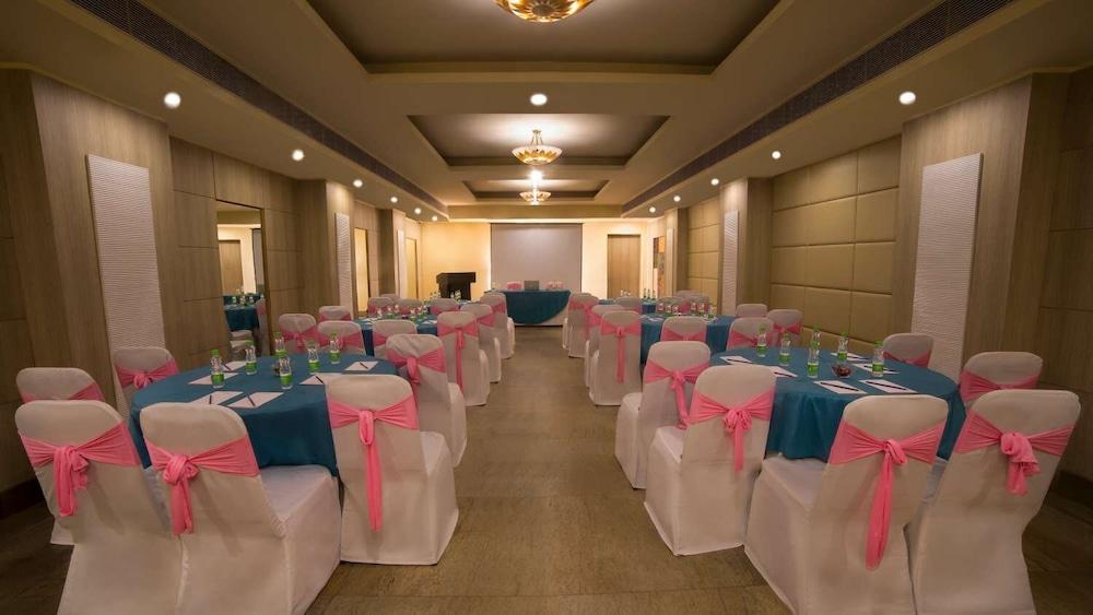 Sarovar Portico Naraina, Hotel Нью-Дели Экстерьер фото