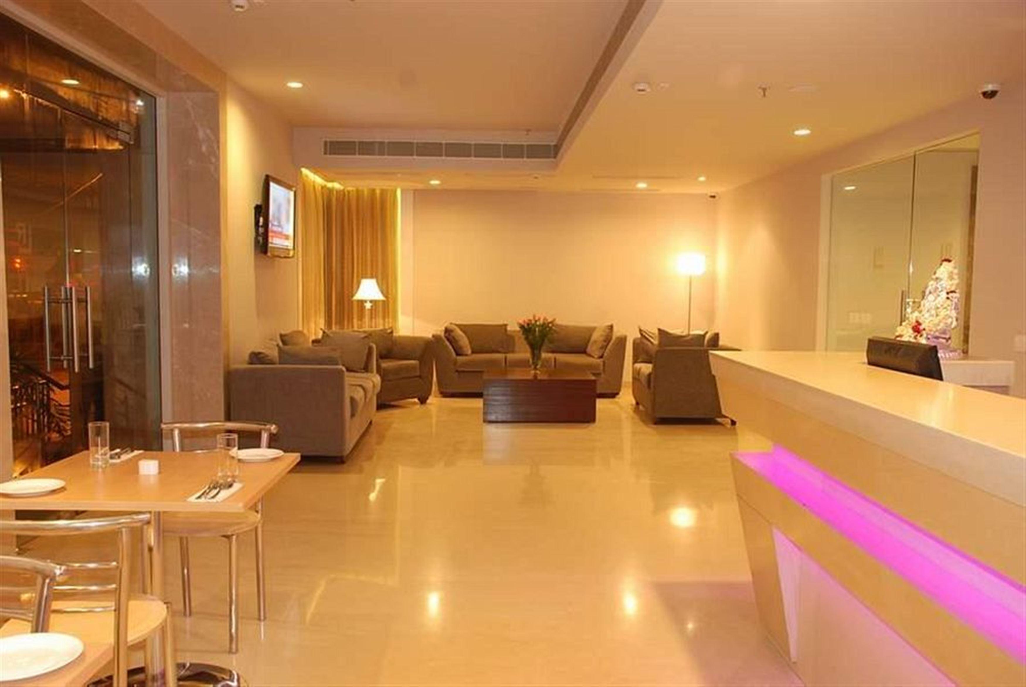 Sarovar Portico Naraina, Hotel Нью-Дели Экстерьер фото