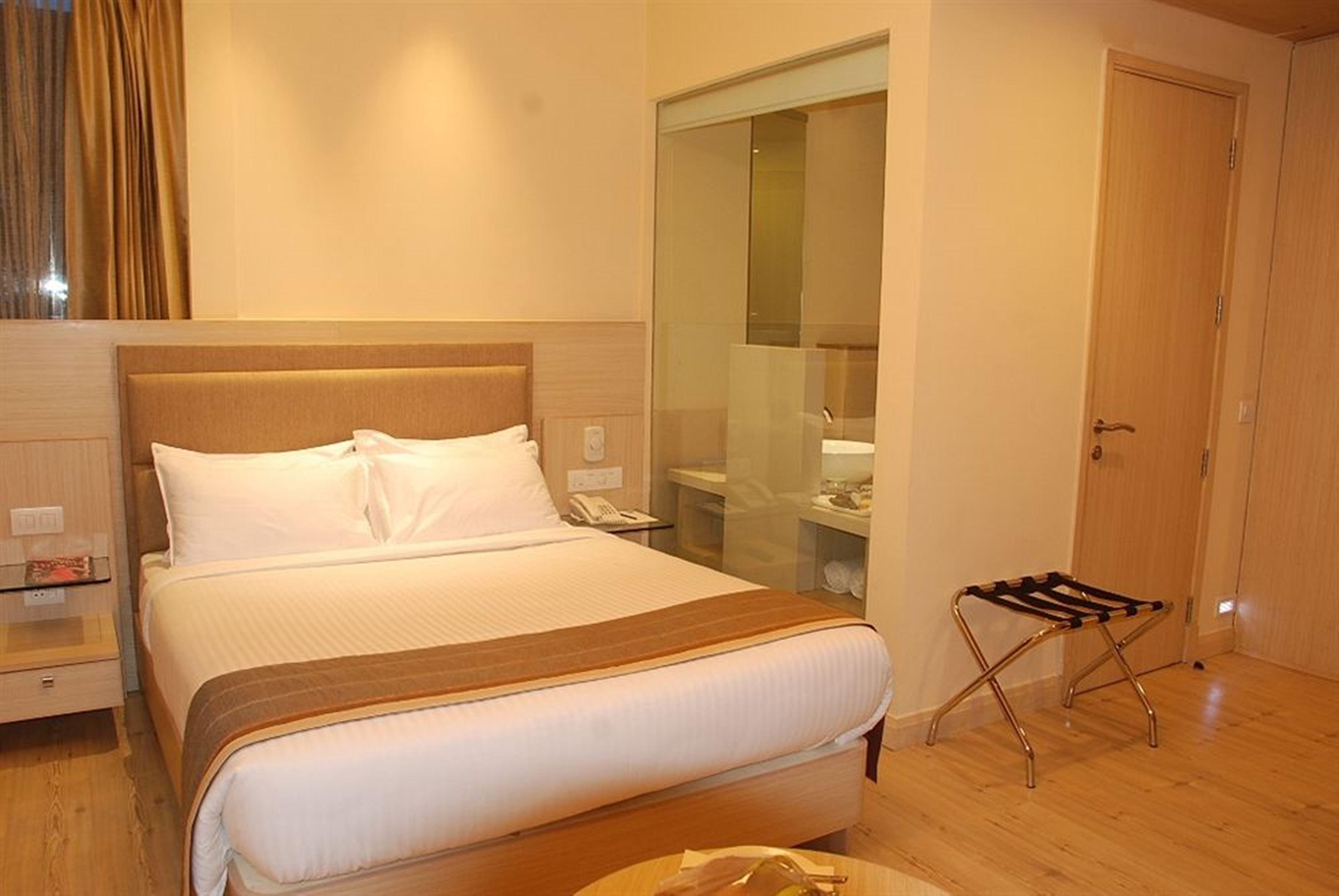 Sarovar Portico Naraina, Hotel Нью-Дели Экстерьер фото