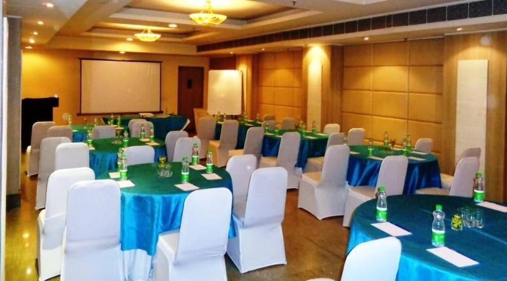 Sarovar Portico Naraina, Hotel Нью-Дели Экстерьер фото