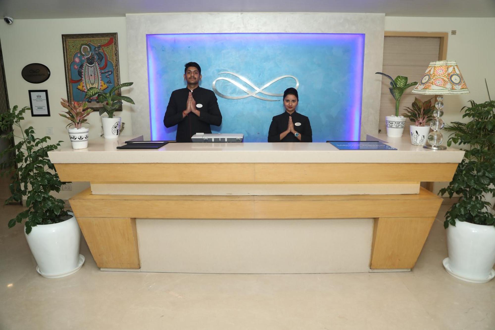 Sarovar Portico Naraina, Hotel Нью-Дели Экстерьер фото