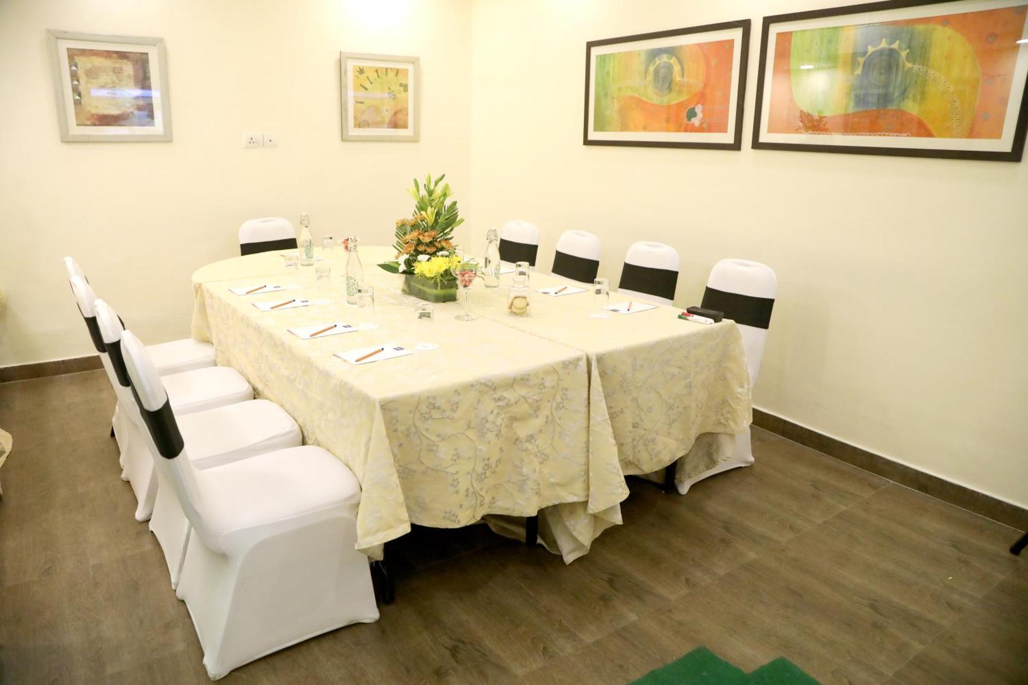 Sarovar Portico Naraina, Hotel Нью-Дели Экстерьер фото