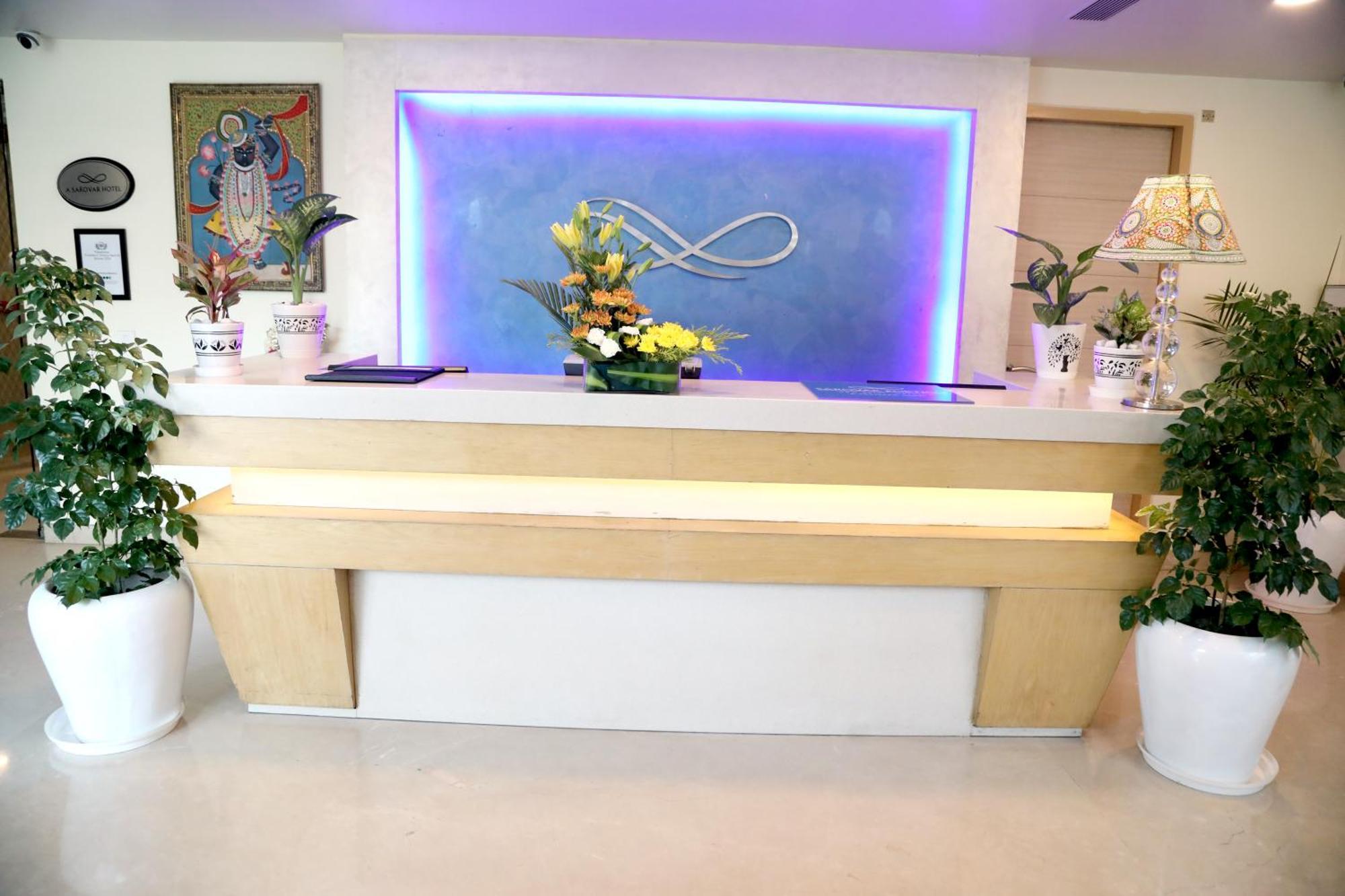 Sarovar Portico Naraina, Hotel Нью-Дели Экстерьер фото