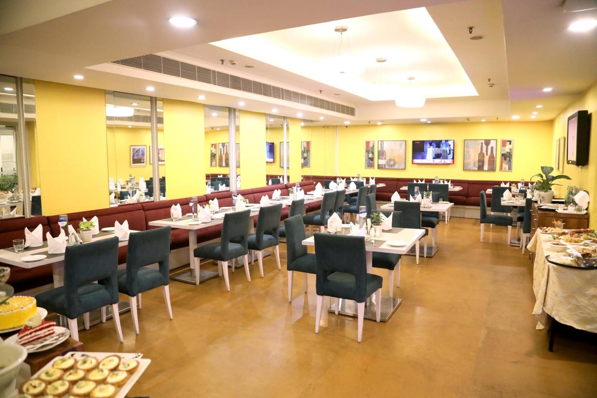 Sarovar Portico Naraina, Hotel Нью-Дели Экстерьер фото