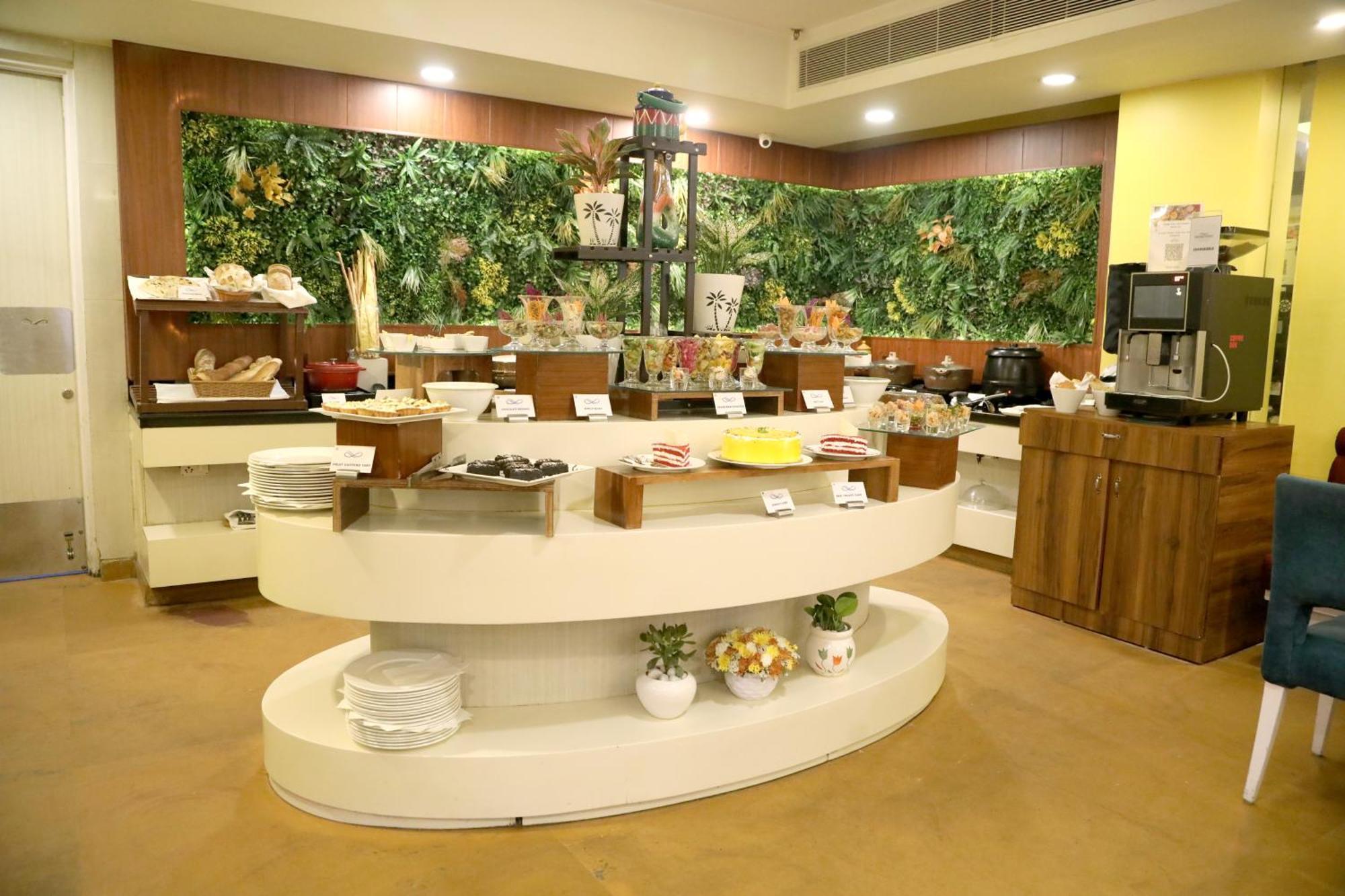 Sarovar Portico Naraina, Hotel Нью-Дели Экстерьер фото