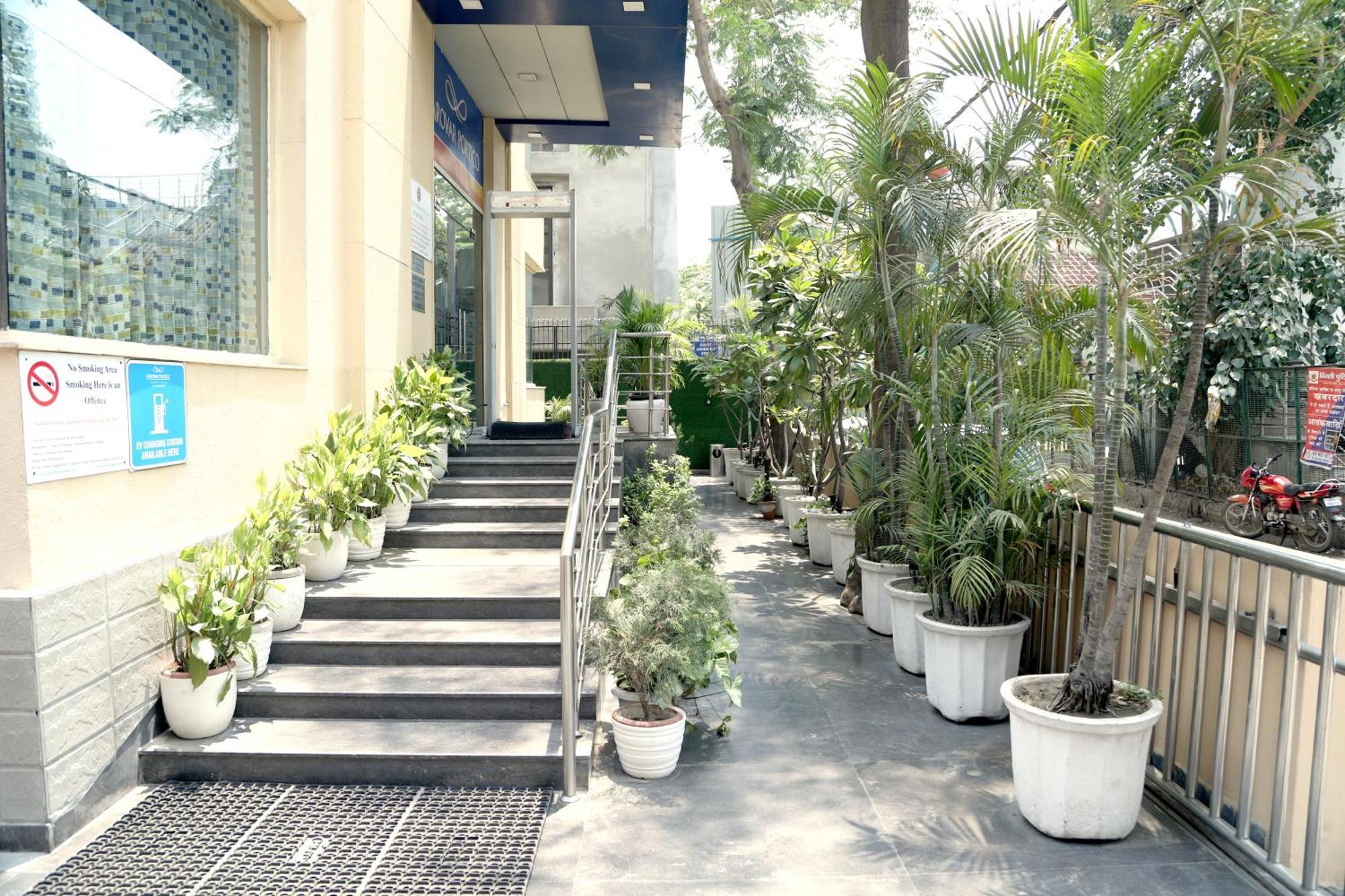 Sarovar Portico Naraina, Hotel Нью-Дели Экстерьер фото