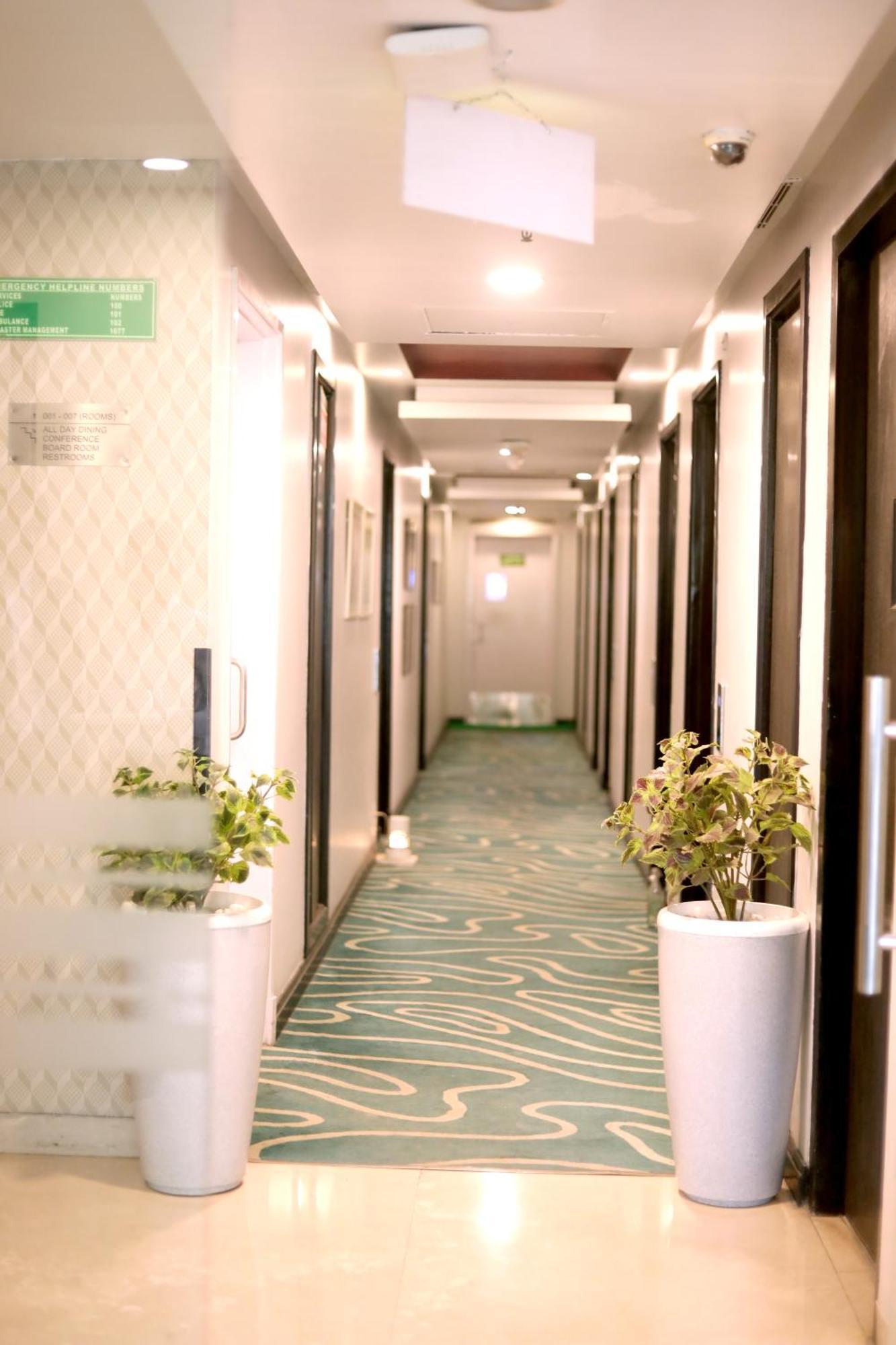 Sarovar Portico Naraina, Hotel Нью-Дели Экстерьер фото
