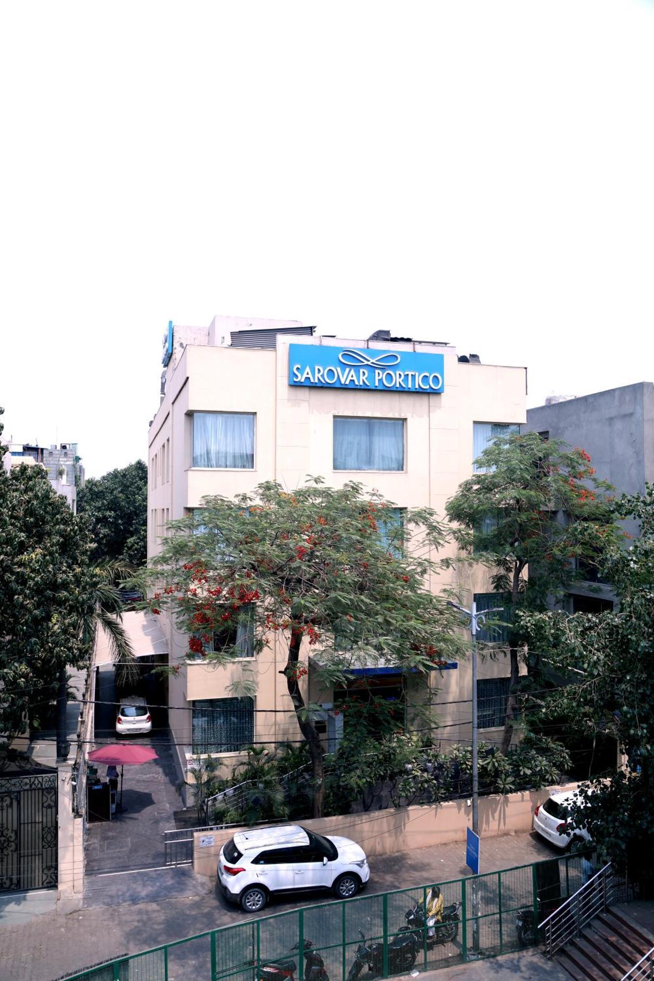 Sarovar Portico Naraina, Hotel Нью-Дели Экстерьер фото