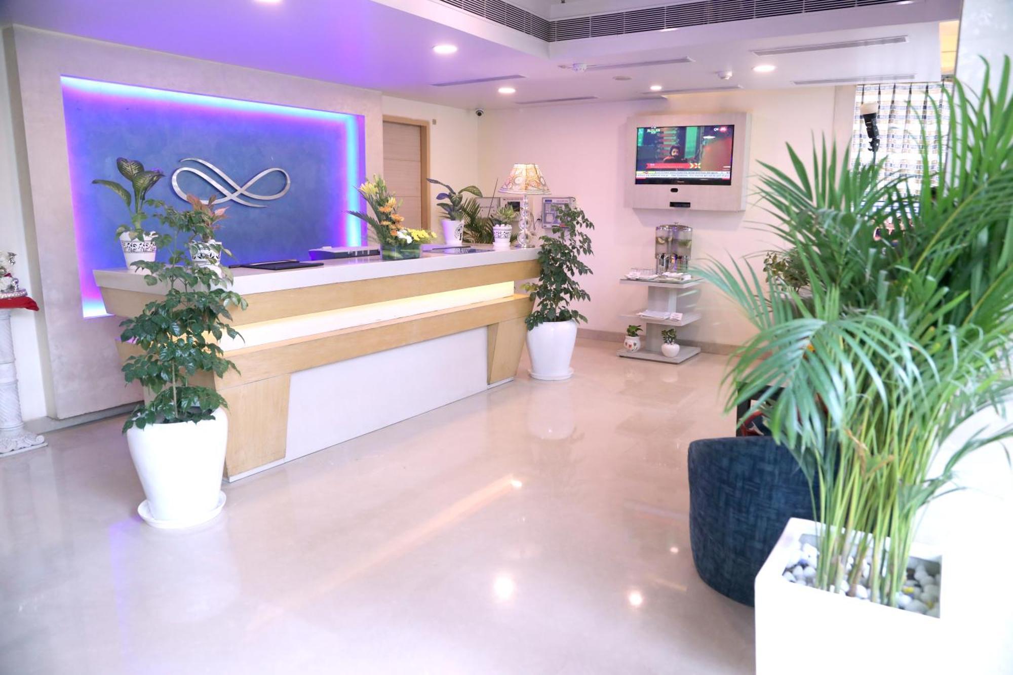 Sarovar Portico Naraina, Hotel Нью-Дели Экстерьер фото
