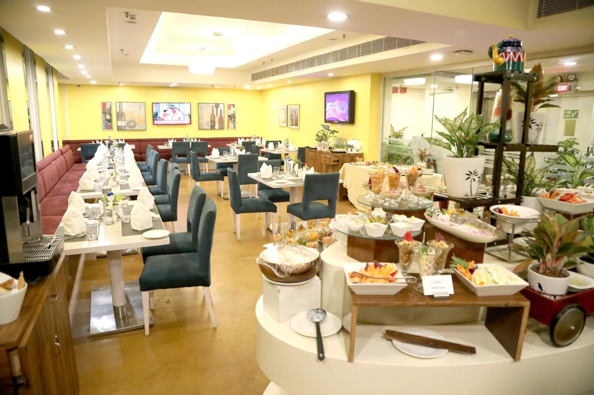 Sarovar Portico Naraina, Hotel Нью-Дели Экстерьер фото
