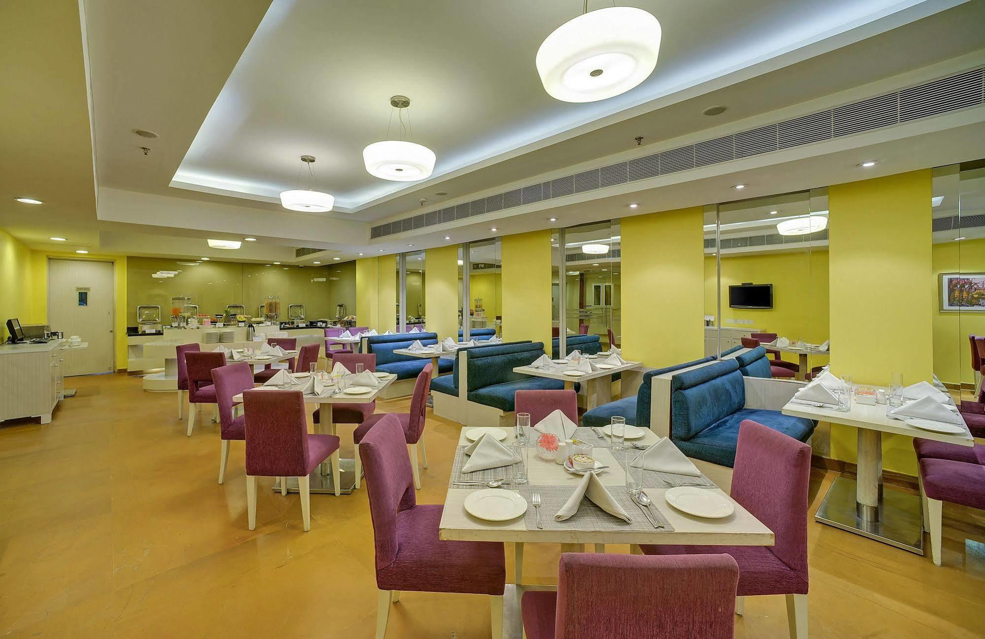 Sarovar Portico Naraina, Hotel Нью-Дели Экстерьер фото