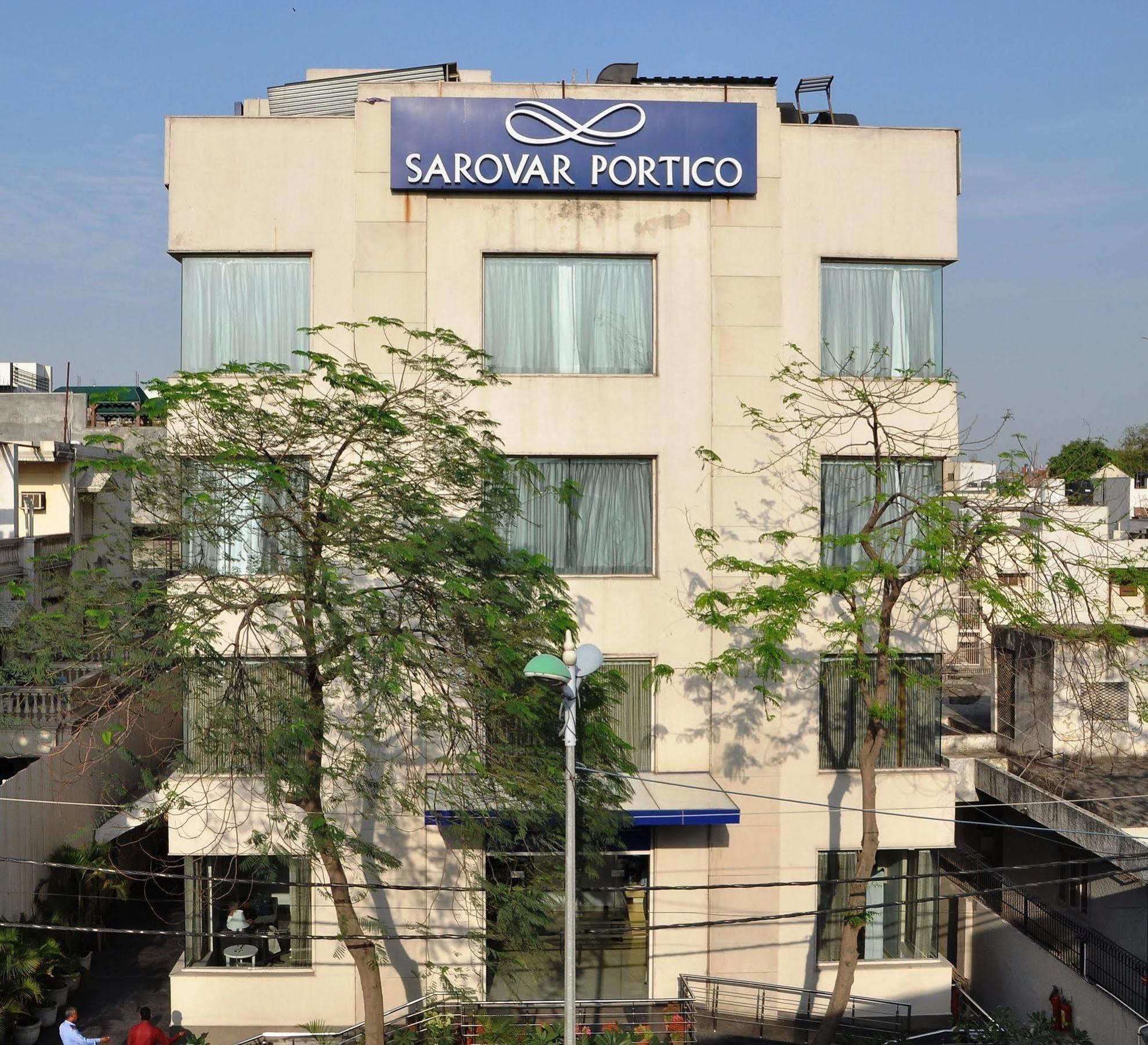 Sarovar Portico Naraina, Hotel Нью-Дели Экстерьер фото