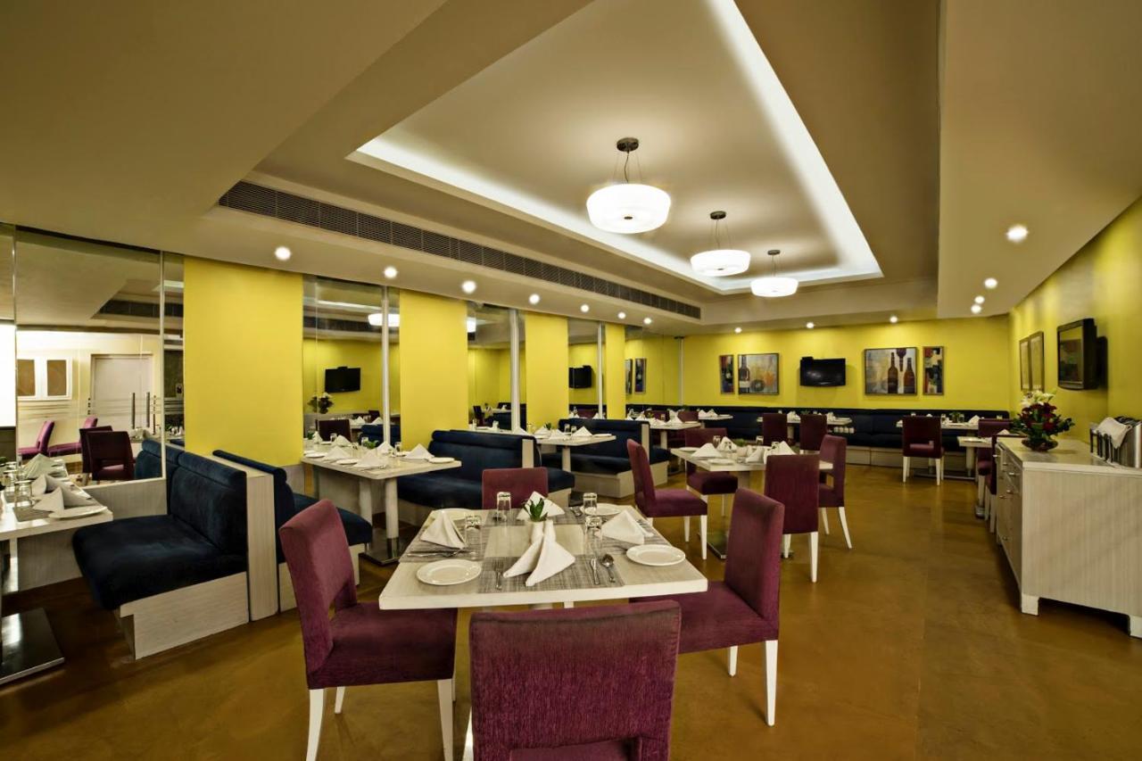 Sarovar Portico Naraina, Hotel Нью-Дели Экстерьер фото